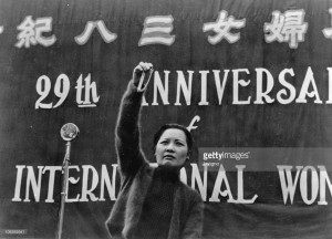 Madame Chiang Kai-shek (Song Meiling) h‰lt eine Rede vor 10.000 chinesischen Frauen am Internationalen Frauentag. In ihrer empor gestreckten Hand h‰lt sie eine Silberkette, die von einer indischen Frau der chinesichen Kriegskasse gespendet wurde. Chungking. China. Photographie. 8.M‰rz 1939 Madame Chiang Kai-shek (Soong May-ling) holds a speech in front of 10.000 Chinese women at the International Women's Day. In her up-raised hand, she holds a silver chain that was contributed by an Indian woman to the China's war chest. Chonquing. China. Photograph. March 8, 1939 